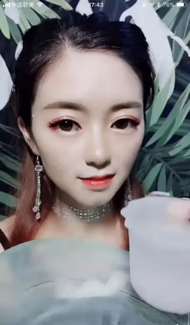 網紅濃妝上鏡「澆水都不怕」！卸妝後露出真容.....網友說：分明是重新「捏」了一張臉