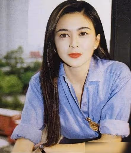 2婚2離，她是無數人心目中的女神，經歷2次婚姻無兒無女，58歲住1.5億豪宅在家健身與狗為伴：退休生活很瀟灑！