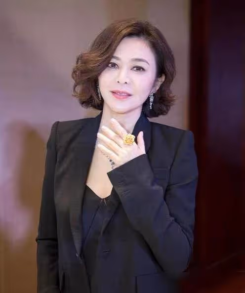 2婚2離,她是無數人心目中的女神,經歷2次婚姻無兒無女,58歲住1.5億豪宅在家健身與狗為伴:退休生活很瀟灑!