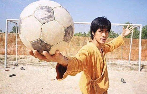 靠周星馳出道，因像李小龍出名，如今身家過億卻想再次出演李小龍