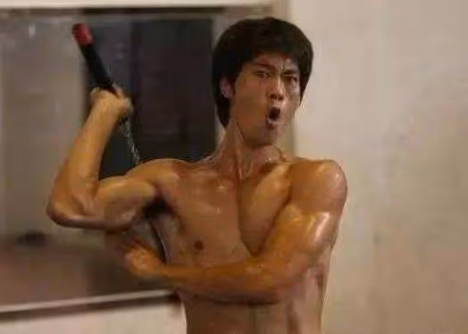 靠周星馳出道，因像李小龍出名，如今身家過億卻想再次出演李小龍