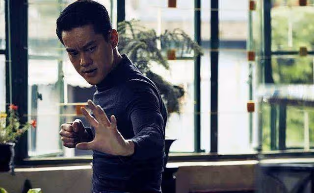 靠周星馳出道，因像李小龍出名，如今身家過億卻想再次出演李小龍