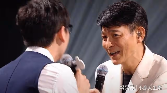 李好直播向劉德華粉絲道歉，坦言是自己沒做好，誇讚華仔平易近人
