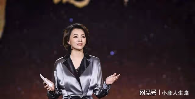 許晴撞衫董卿不尷尬,一個比一個有特色,看來這件衣服很流行啊!