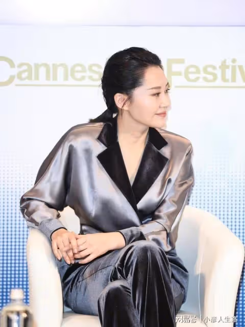 許晴撞衫董卿不尷尬,一個比一個有特色,看來這件衣服很流行啊!