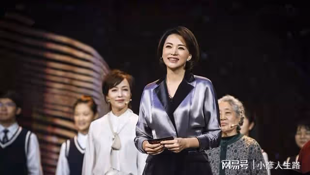 許晴撞衫董卿不尷尬,一個比一個有特色,看來這件衣服很流行啊!