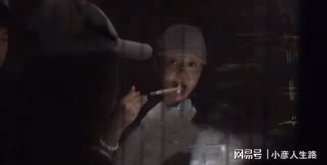 42歲宋佳深夜與友聚餐！臉蛋發福顯圓潤，和小8歲導演男友同回家