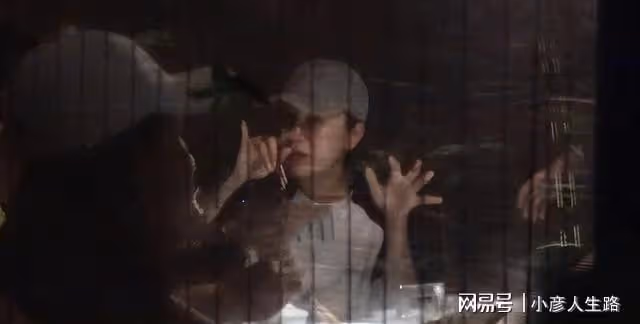 42歲宋佳深夜與友聚餐！臉蛋發福顯圓潤，和小8歲導演男友同回家