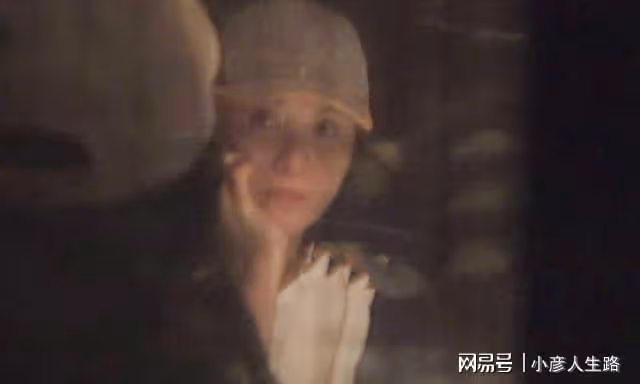 42歲宋佳深夜與友聚餐！臉蛋發福顯圓潤，和小8歲導演男友同回家