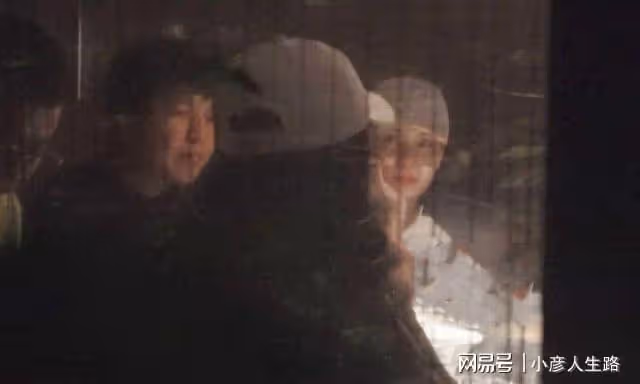 42歲宋佳深夜與友聚餐！臉蛋發福顯圓潤，和小8歲導演男友同回家