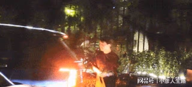 42歲宋佳深夜與友聚餐！臉蛋發福顯圓潤，和小8歲導演男友同回家