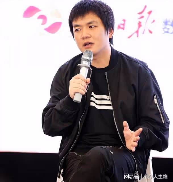 42歲宋佳深夜與友聚餐！臉蛋發福顯圓潤，和小8歲導演男友同回家