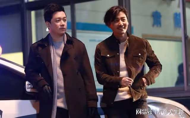 42歲宋佳深夜與友聚餐！臉蛋發福顯圓潤，和小8歲導演男友同回家