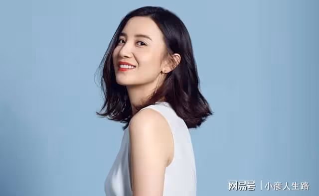 42歲宋佳深夜與友聚餐！臉蛋發福顯圓潤，和小8歲導演男友同回家
