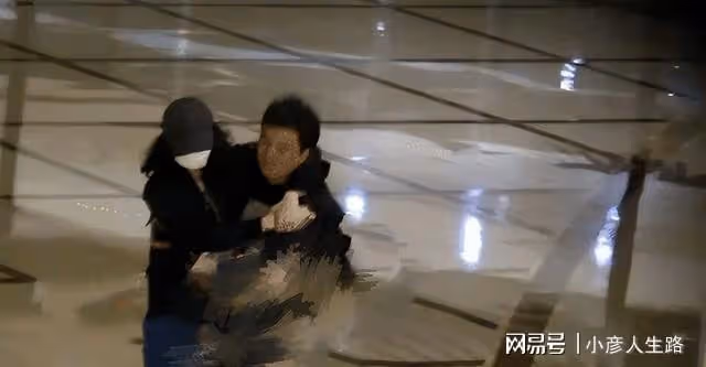 42歲宋佳深夜與友聚餐！臉蛋發福顯圓潤，和小8歲導演男友同回家