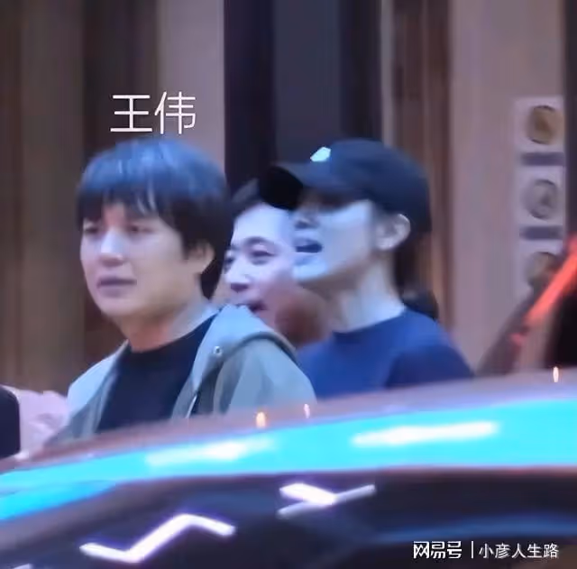 42歲宋佳深夜與友聚餐！臉蛋發福顯圓潤，和小8歲導演男友同回家