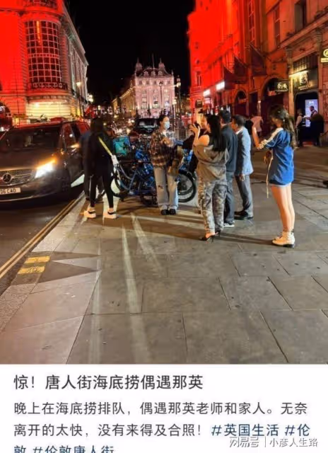 那英現身國外吃火鍋，女兒小蘋果一雙美腿搶鏡，老公孟桐也在現場