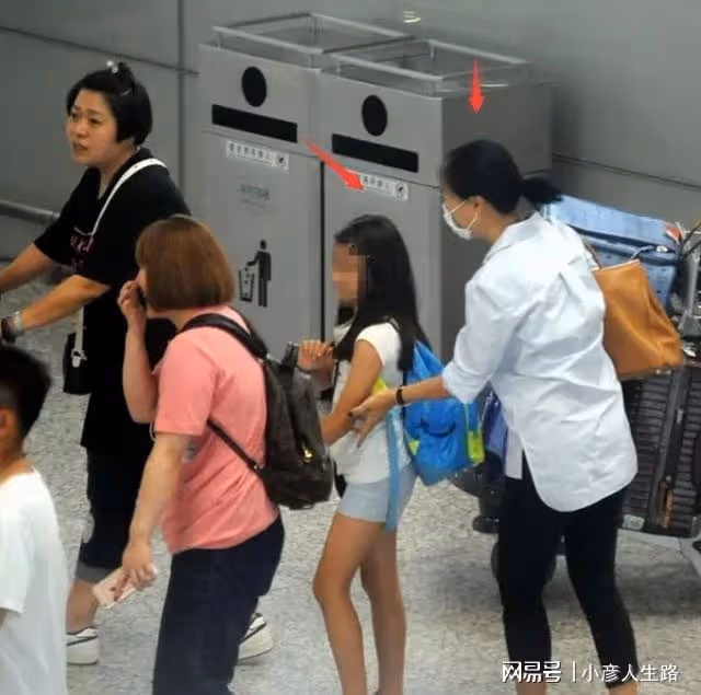 那英現身國外吃火鍋，女兒小蘋果一雙美腿搶鏡，老公孟桐也在現場