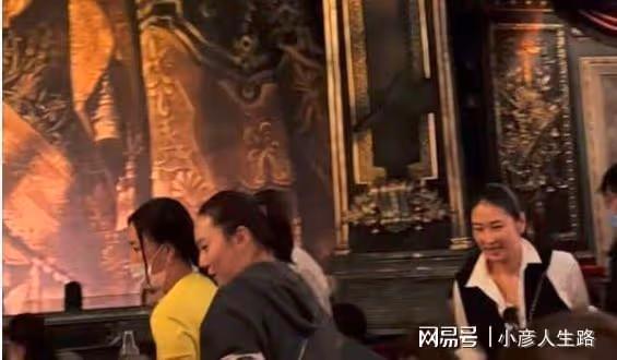那英現身國外吃火鍋，女兒小蘋果一雙美腿搶鏡，老公孟桐也在現場