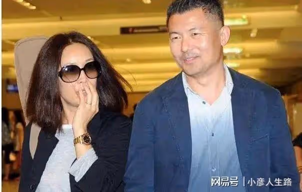 那英現身國外吃火鍋，女兒小蘋果一雙美腿搶鏡，老公孟桐也在現場