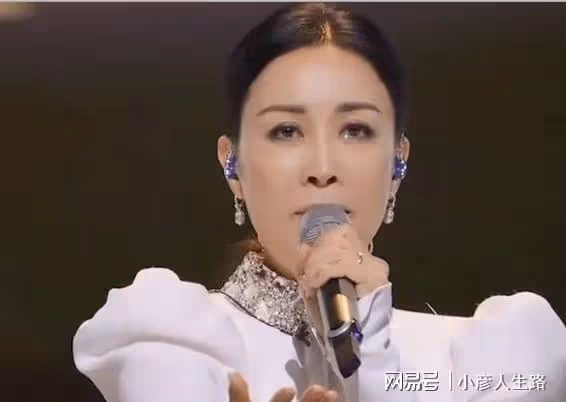 那英現身國外吃火鍋，女兒小蘋果一雙美腿搶鏡，老公孟桐也在現場