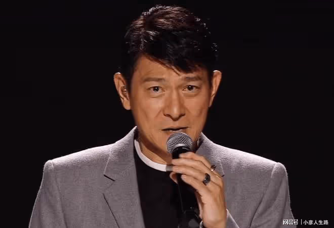一場線上演唱會3.5億人觀看,劉德華用7首老歌,詮釋了藝德和實力