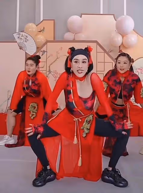 51歲鍾麗緹穿奇裝異服跳操,扮二次元少女,網友:啥玩意兒?