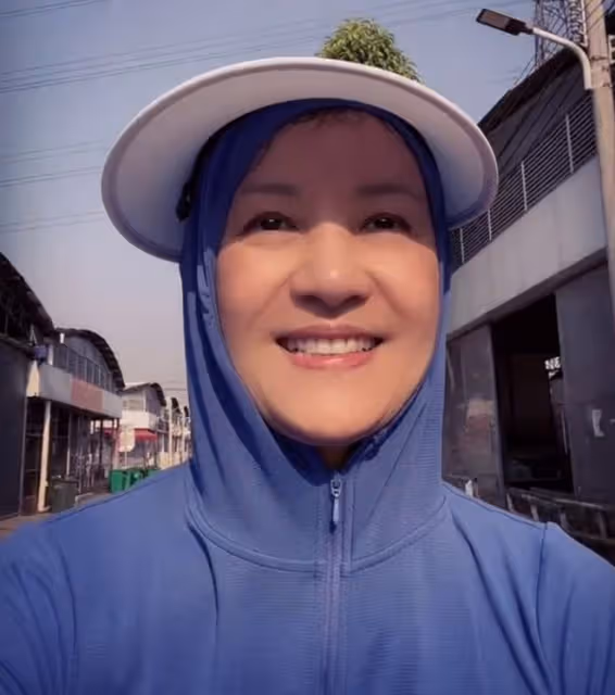 港星黃麗梅暫居廣州陪老母!騎單車去市場買花接地氣,60歲仍未婚