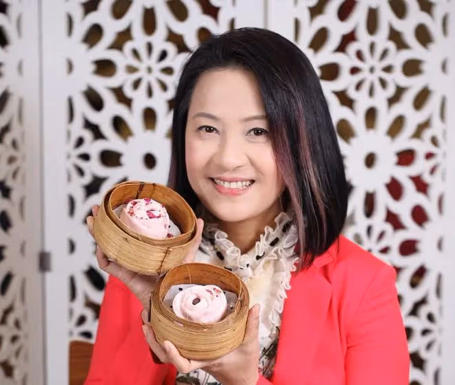港星黃麗梅暫居廣州陪老母!騎單車去市場買花接地氣,60歲仍未婚