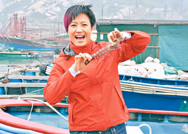港星黃麗梅暫居廣州陪老母!騎單車去市場買花接地氣,60歲仍未婚