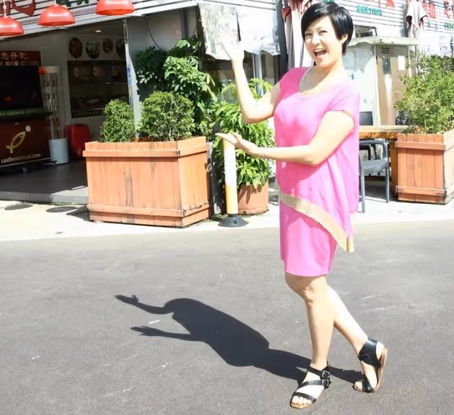 港星黃麗梅暫居廣州陪老母!騎單車去市場買花接地氣,60歲仍未婚