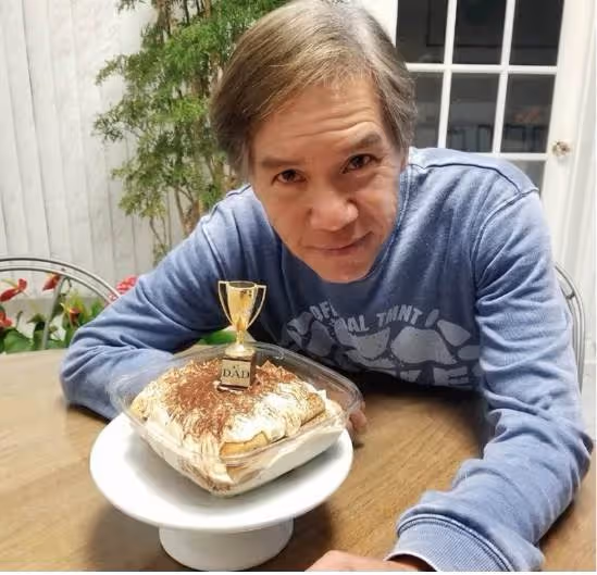 65歲林嘉華公開近照,滿頭「白髪」牙齒變黑真實自然,移居加拿大三年生活愜意:狀態很真實!