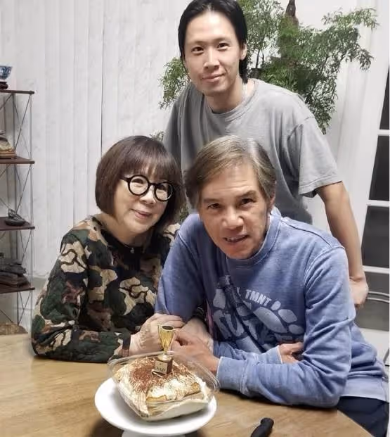 65歲林嘉華公開近照,滿頭「白髪」牙齒變黑真實自然,移居加拿大三年生活愜意:狀態很真實!