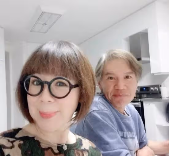 65歲林嘉華公開近照,滿頭「白髪」牙齒變黑真實自然,移居加拿大三年生活愜意:狀態很真實!