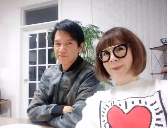 65歲林嘉華公開近照,滿頭「白髪」牙齒變黑真實自然,移居加拿大三年生活愜意:狀態很真實!