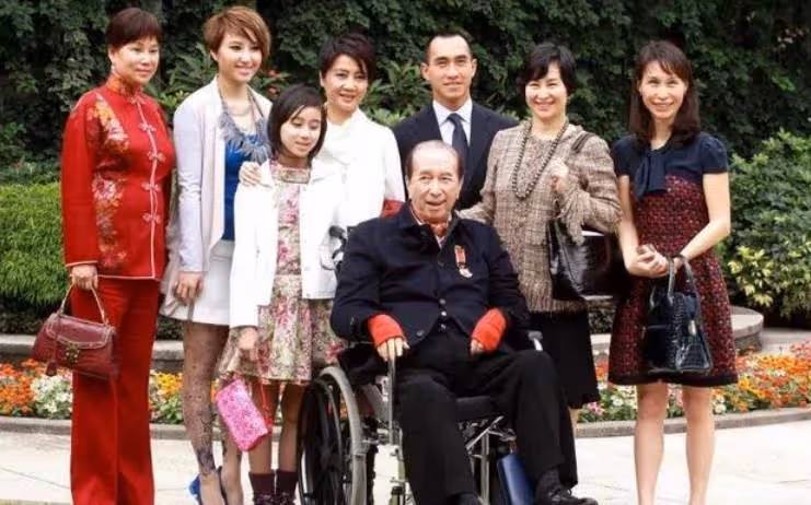 香港真正的四大家族,李嘉誠都沒資格入選,霍英東包玉剛則上榜