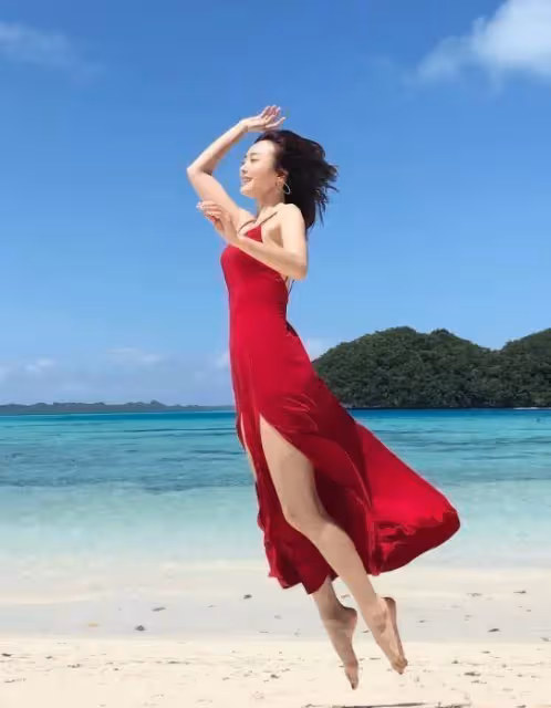 41歲秦嵐徹底「放開」了!玫紅色吊帶裙剪兩條縫,坐下瞬間成為一道靚麗的風景線~