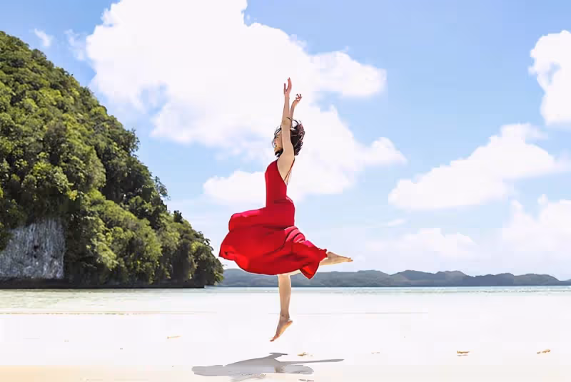 41歲秦嵐徹底「放開」了!玫紅色吊帶裙剪兩條縫,坐下瞬間成為一道靚麗的風景線~