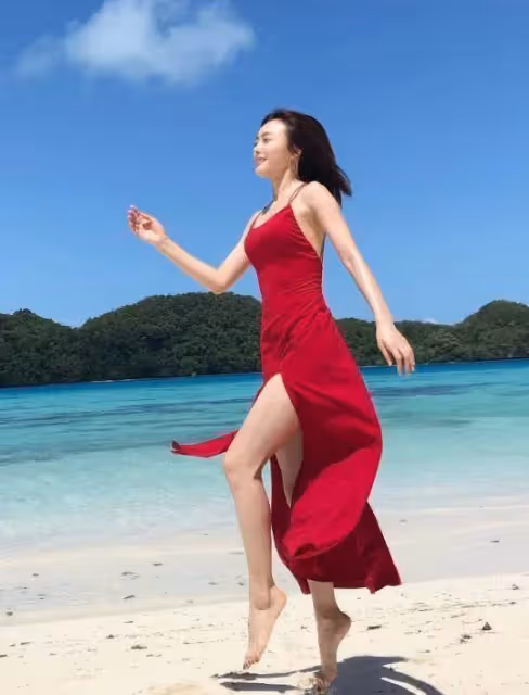 41歲秦嵐徹底「放開」了!玫紅色吊帶裙剪兩條縫,坐下瞬間成為一道靚麗的風景線~