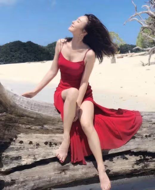41歲秦嵐徹底「放開」了!玫紅色吊帶裙剪兩條縫,坐下瞬間成為一道靚麗的風景線~