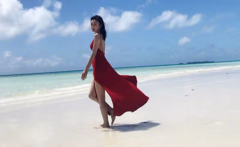 41歲秦嵐徹底「放開」了!玫紅色吊帶裙剪兩條縫,坐下瞬間成為一道靚麗的風景線~