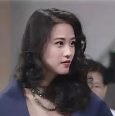周海媚老得太真實,剪奶奶款短髪變酷girl,氣場十足看不出年齡感,網友:自然老去的狀態很美
