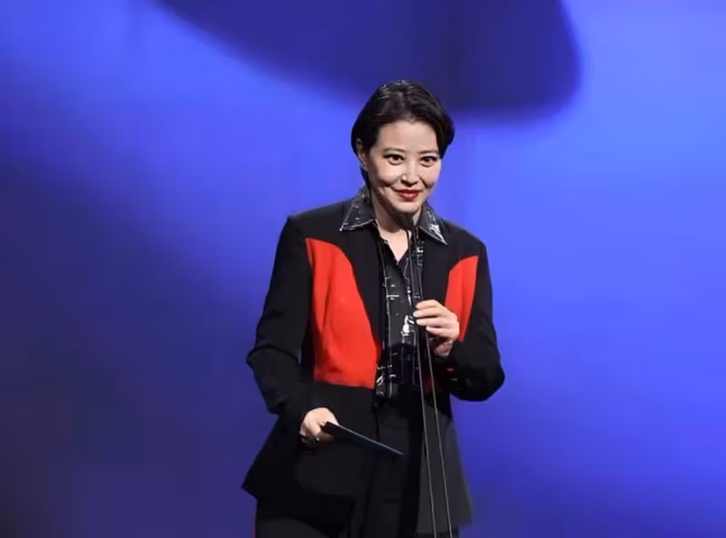 周海媚老得太真實,剪奶奶款短髪變酷girl,氣場十足看不出年齡感,網友:自然老去的狀態很美