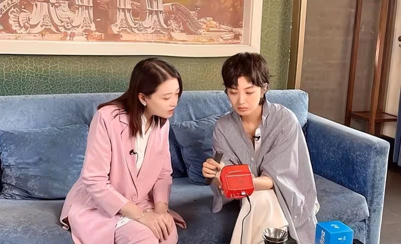 周海媚老得太真實,剪奶奶款短髪變酷girl,氣場十足看不出年齡感,網友:自然老去的狀態很美