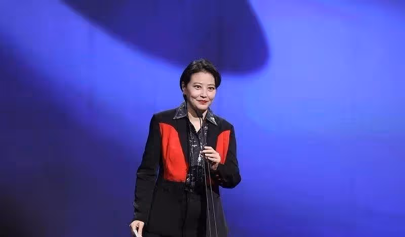 周海媚老得太真實,剪奶奶款短髪變酷girl,氣場十足看不出年齡感,網友:自然老去的狀態很美
