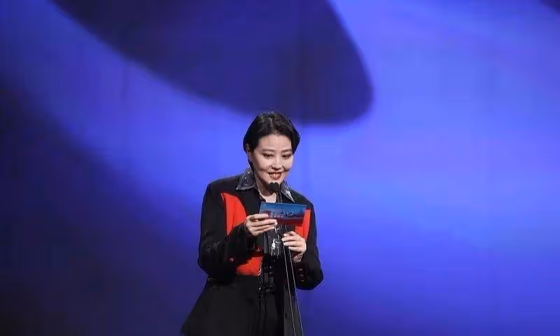周海媚老得太真實,剪奶奶款短髪變酷girl,氣場十足看不出年齡感,網友:自然老去的狀態很美