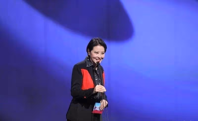 周海媚老得太真實,剪奶奶款短髪變酷girl,氣場十足看不出年齡感,網友:自然老去的狀態很美