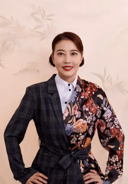 周海媚老得太真實,剪奶奶款短髪變酷girl,氣場十足看不出年齡感,網友:自然老去的狀態很美