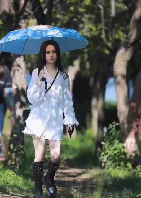 阿嬌亮相再次封神!暴瘦20斤後美回「校園女神」,穿白襯衣哪像41歲