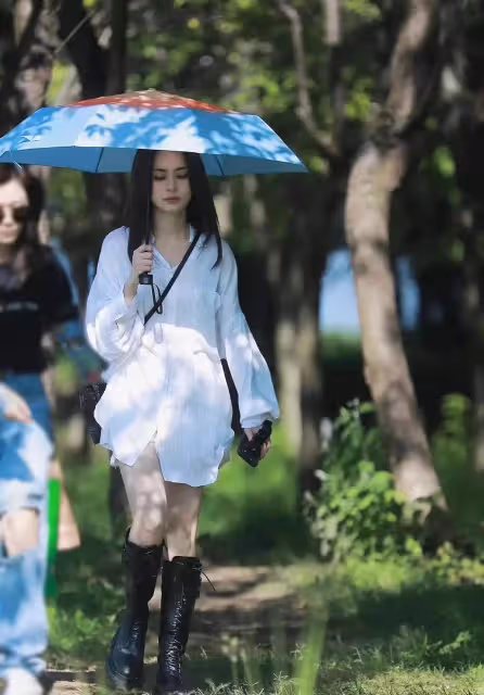 阿嬌亮相再次封神!暴瘦20斤後美回「校園女神」,穿白襯衣哪像41歲